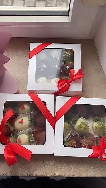 Кондитерские изделия, сладости: Клубника в шоколаде — набор ягод премиального размера, покрытых — 5