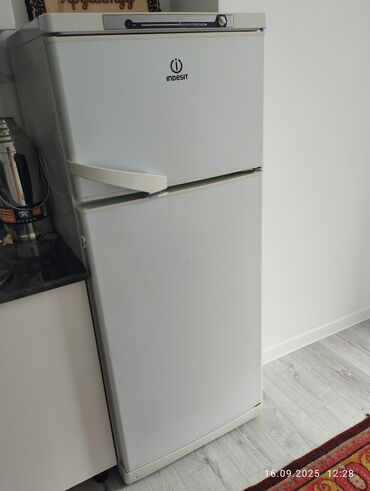 садор титан: Холодильник Indesit, двухкамерный (морозильник сверху). Основные