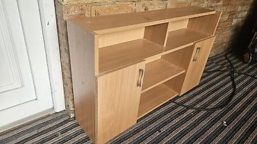 Furniture: TV/Hi-Fi komoda od svetlog drveta (iverica/laminat) sa mnogo prostora — 1