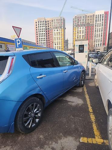 mini ev: Nissan Leaf: 2012 г., Автомат, Электромобиль, Хэтчбэк — 4
