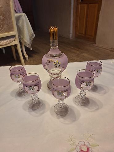 spirtli karton: Bənövşəyi şüşə qrafin və 6 stəkandan ibarət dəst - Material: şüşə - — 2