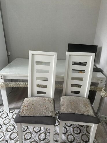 стол со стульями в гостиную: Для зала Стол, цвет - Белый, Б/у
