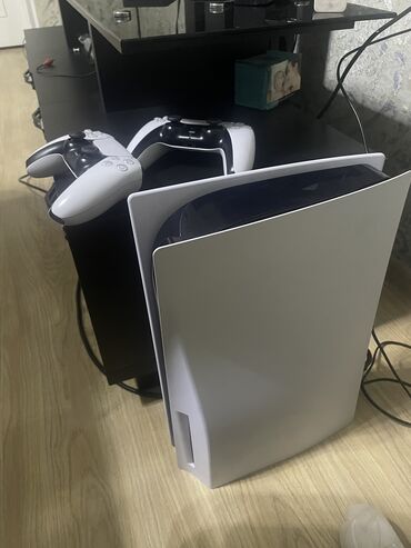 PS5 (Sony PlayStation 5): Ps 5 с дисководом. Два джойстика Установлены игры Fifa25, Mortal