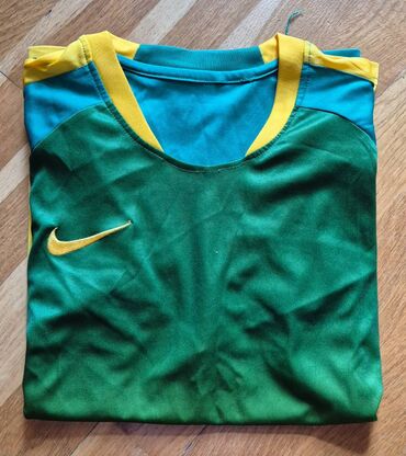 Svitşotlar: Futbol formasi nike S razmer. Geyinilmisdir. Teze kimidir cox az