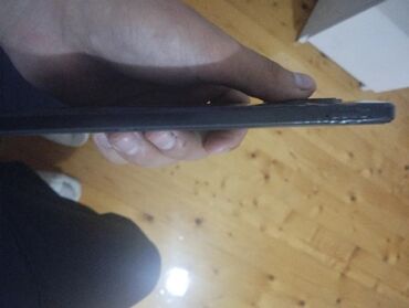 Digər mobil telefonlar: Smartfon – tam ekranlı, ön kamera üçün mərkəzdə deşikli displeyli — 2