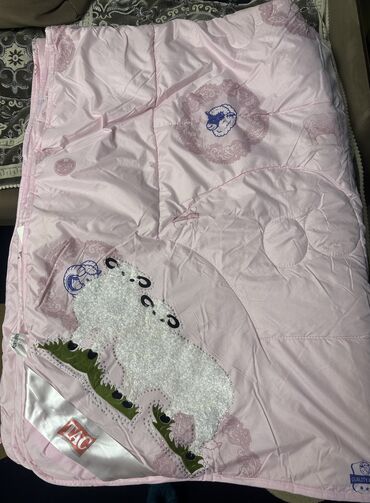 розовое одеяло: Продаю новые одеяла 1,5 теплые удобные 4 шт ( 2 розовых и 2
