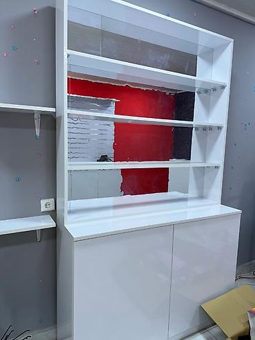 ev mebel: Ağ rəngdə mağaza/ofis mebel dəsti Tərkib: - Vitrin-komod: yuxarı — 3