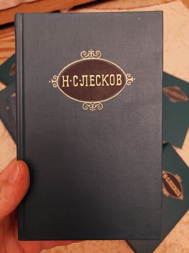 Rus dili: Rus dilində kitablar. cox yaxşl vəziyyətdədir.səliqəli qalıb.votsapda — 2