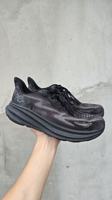 Кроссовки и спортивная обувь: Hoka Clifton 9 Бегововые кроссовки Состояние б/у. Есть небольшой