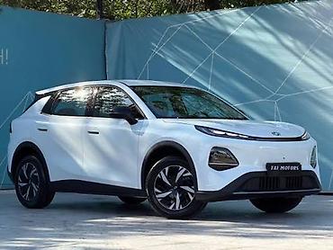 Электромобиль кроссовер (белый) — современный городской SUV на