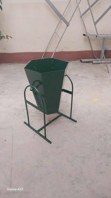 Tullantı qabları: Məhsul: Metal açıq məkan zibil qutuları Təsvir: - Park, həyət