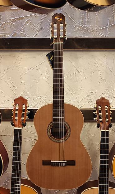 Gitaralar: Klassik gitara Admira Sevilla Simlərin sayı: 6 Üst: Bərk sidr ağacı — 1