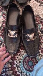 Səndəl və şəp-şüplər: Qara rəngdə kişilər üçün loafer tipli ayaqqabı - Üst material: laklı