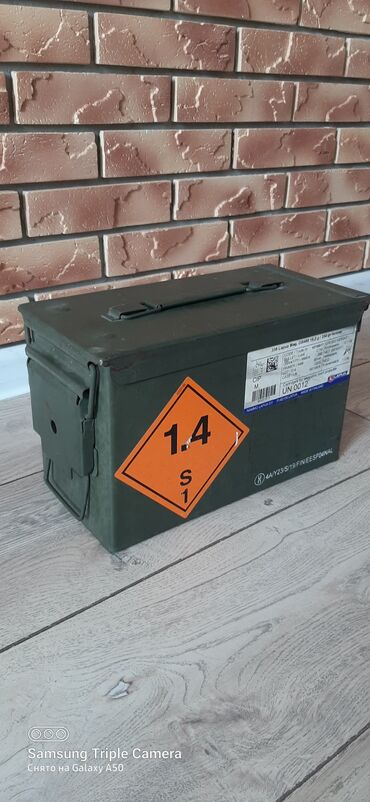инструменты для кузовной работы: Ящик герметичный из толстого металла с резиновыми уплотнителями