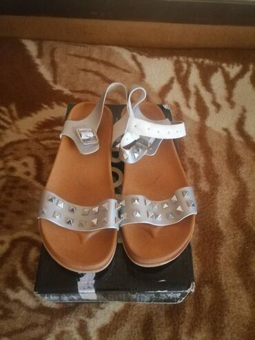 Personal Items: Sandals, 38