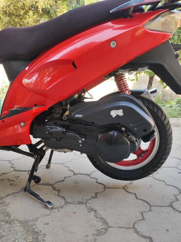 Скутеры: Скутер 50–125 см³ (карбюраторный, вариатор). Яркий красно‑чёрный — 5