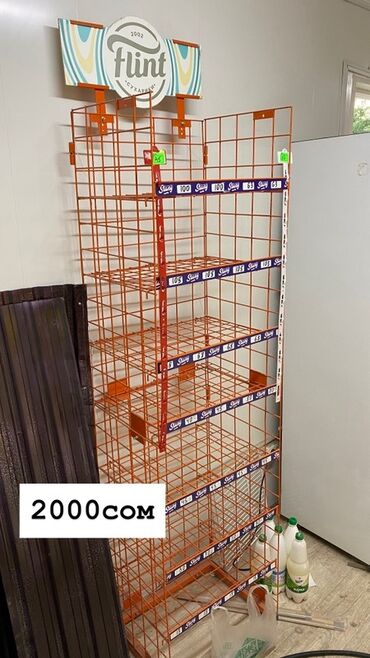 вешалки напольные в ташкенте: Металлический стеллаж оранжевого цвета, предназначенный для выкладки