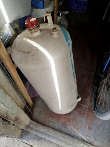 стульчик б у: Вертикальный газовый баллон, выполненный из металла, имеет белую