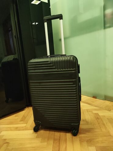 Qantellər: Çamadan yaxşı vəziyətdədir tecılı satılır M razmer 23 kiloluq