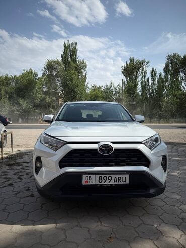 купить бу электромобиль из китая: Toyota RAV4: 2021 г., 2 л, Автоматические, Бензин, Кроссовер
