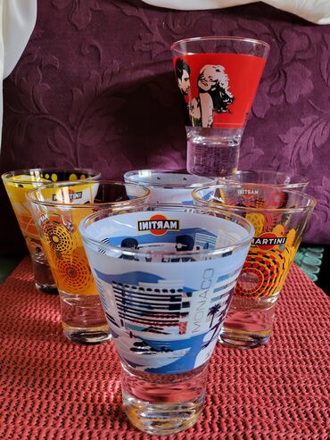 Čaše: Case nove za martini i druga pica, 2006godina,puno staklo. Komada — 2