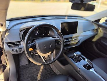 Другие детали салона: HONGQI — интерьер автомобиля, современный и технологичный - — 4