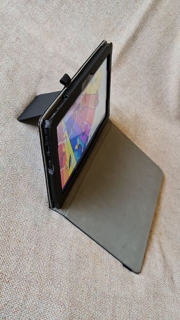 kozne torbe za laptop: 2 tableta jedan sa tastaturom od 7 inca a drugi sa maskom od 10.1