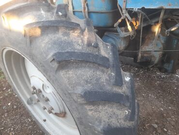 Traktorlar: Mavi rəngli təkərli kənd təsərrüfatı traktoru Xüsusiyyətlər: - — 5