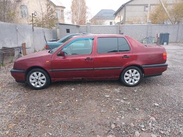 Volkswagen: Volkswagen Vento: 1993 г., 1.8 л, Механика, Газ, Седан