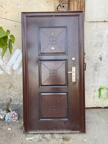Özü yapışan divar kağızları: Mənzil üçün İşlənmiş Giriş qapısı Glazok ilə, Zəmanətsiz, Ünvandan götürmə