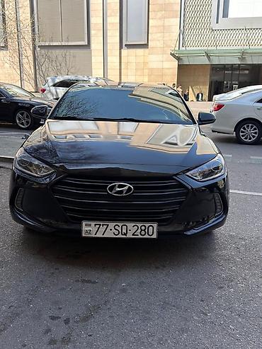 elantra qapı: Hyundai Elantra sedan – qara rəng, 4 qapı, AZ nömrə nişanı. Şəhər üçün — 9