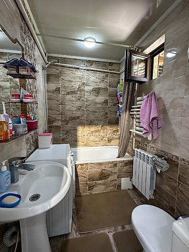 Продажа коттеджей и домов: Продаётся дом в ж/м Ак-Ордо Локация: Ак-Ордо (пер. Ахунбаева / — 5