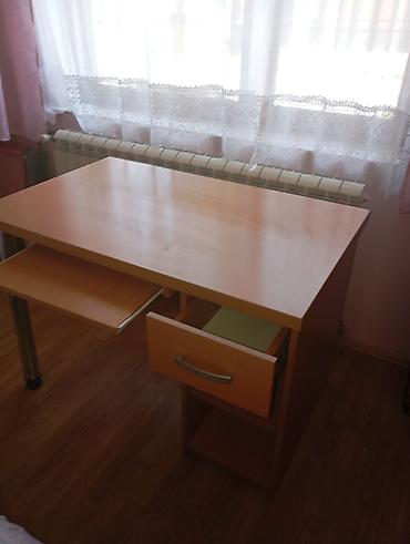 Stilski radni stolovi: Radni/računarski sto masivan sa fiokom. Dimenzije duzina111cm — 2