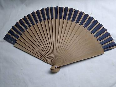 Ostali aksesoari: Lepeza drvena 21-22 cm. polovna.Cena za kom — 5