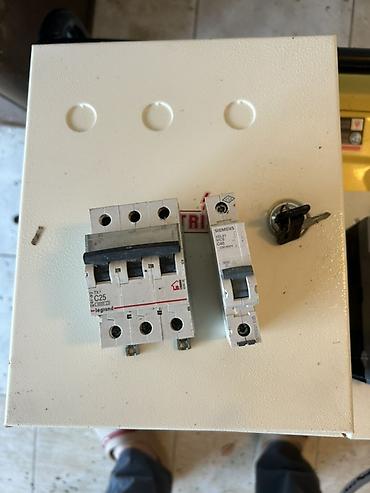 legrand: Elektrik avadanlıqları dəsti Tərkib və modellər: - Metal paylayıcı — 3