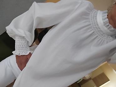 ugg bor: Ženska bela bluza sa visokim okovratnikom i puf rukavima. - — 2