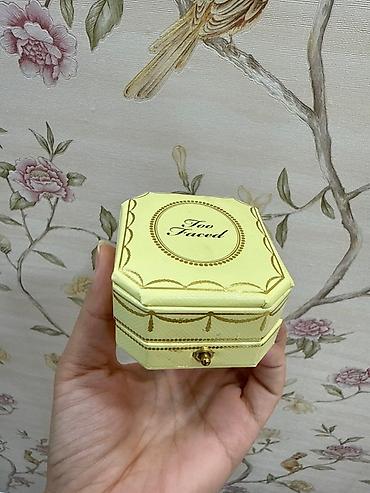 Too Faced brendinin incə işlənmiş qızılı naxışlarla bəzədilmiş, açıq