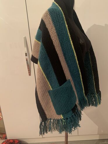 Другая женская одежда: Продаётся шерстяной вязаный палантин с карманами, стильный, очень at lalafo.kg — 6 Другая женская одежда: Продаётся шерстяной вязаный палантин с карманами, стильный, очень — 6