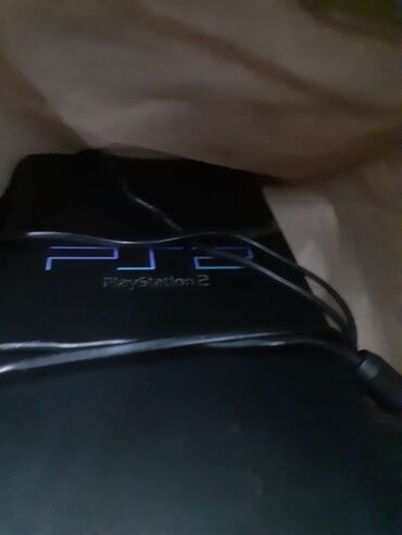 PS2 & PS1 (Sony PlayStation 2 & 1): Prodajem PS2.

Sto pre, hitno mi potreban novac