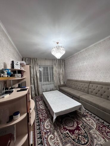 срочно продаётся 1 комнатная квартира в районе ошского рынка: 2 комнаты, 50 м², 106 серия, 4 этаж, Старый ремонт