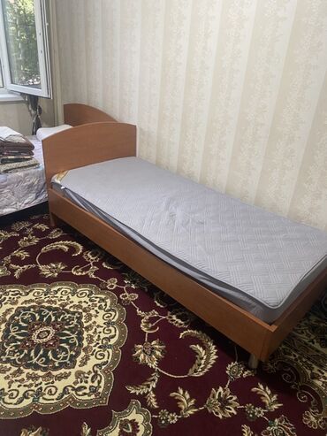 детская железная кровать: Односпальная кровать из дерева с изогнутым изголовьем и изножьем