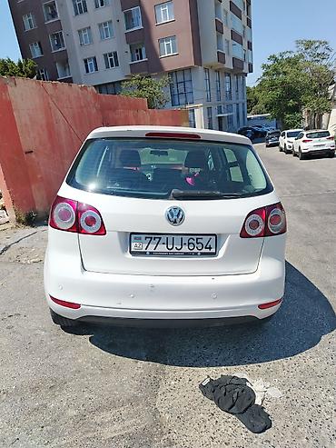 golf cart: Volkswagen Golf Plus, ağ rəng, 5 qapılı hatchback/minivan tərzi kuzov — 3