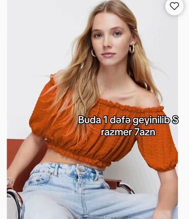 Рубашки и блузы: Narıncı rəngli, qısa kəsimli (crop) bluz. Elastik büzmə detalı ilə həm