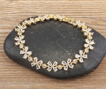 Seplər: 18K qızıl suyuna çəkilmiş və polad bijuteriyalar.Maqazin bağlandığı — 10