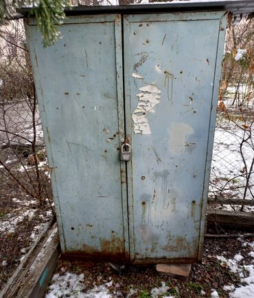 Продаю советский металлический сейф с полками Размер: высота 150см