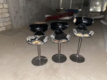 где можно купить барные стулья: Üç ədəd bar oturacağı dəsti. Oturacaqlar qara rəngdədir və metal baza