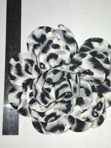 Broşlar: Leopard naxışlı, əl işi olan gül broşları. Paltolara, şərflərə və ya -da lalafo.az — 8 Broşlar: Leopard naxışlı, əl işi olan gül broşları. Paltolara, şərflərə və ya — 8