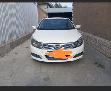 byd song plus цена в бишкеке: Белый седан BYD с четырьмя дверями и обтекаемым кузовом. Автомобиль