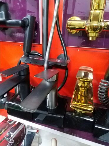 rakvinalar: Mat qara rəngli, müasir dizaynlı vannə kranı. Bu kran hamam otaqları