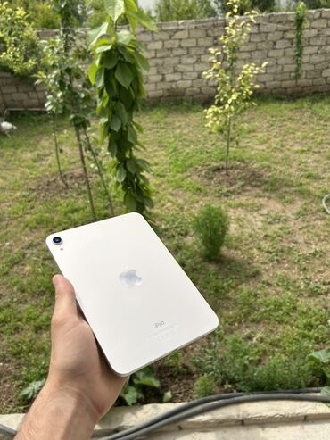 Apple iPad: Gümüşü rəngdə, yığcam dizaynlı Apple iPad Mini planşeti. Barter var